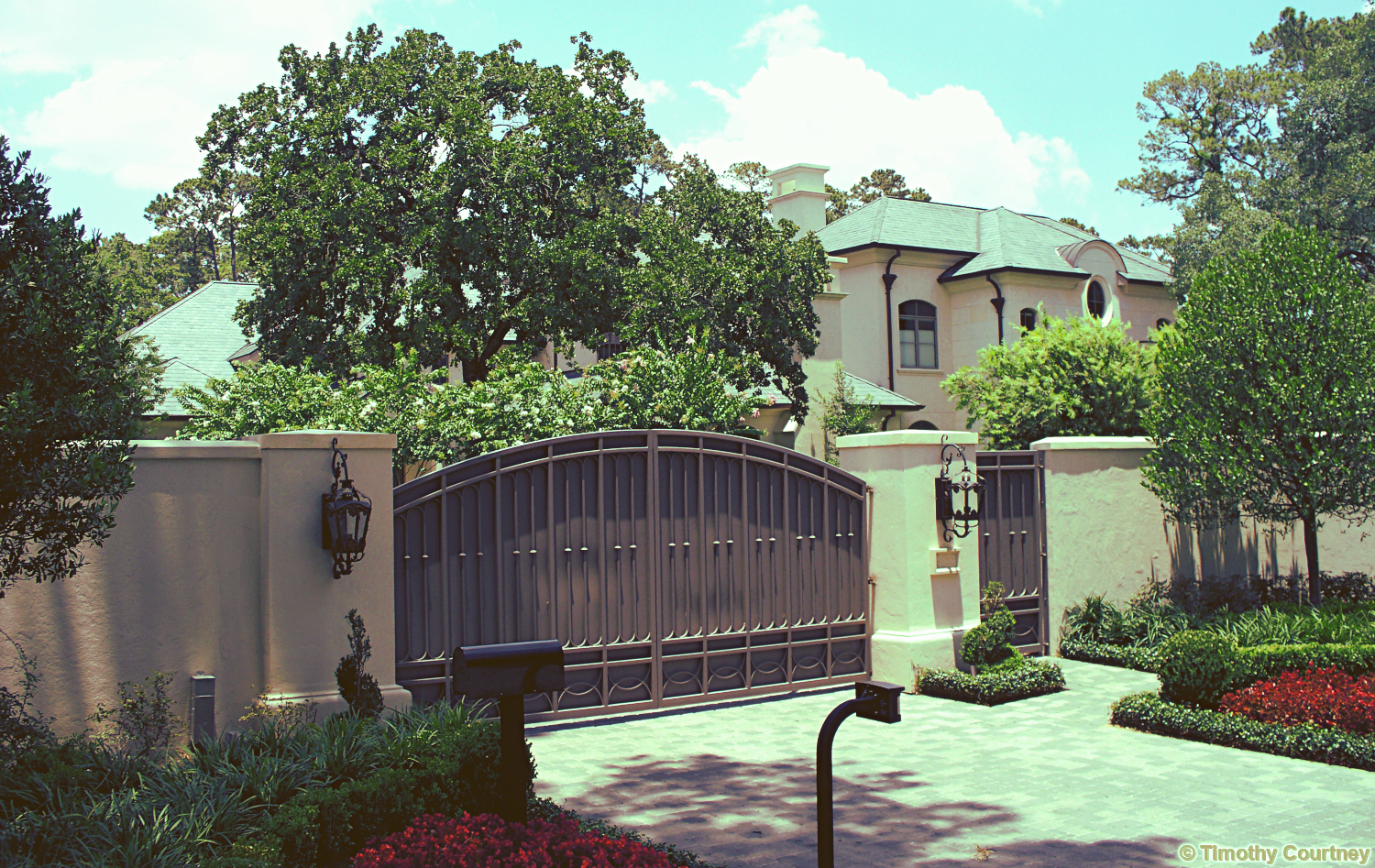This is the River Oaks Houston Mansion of Lakewood Preacher Joel Osteen